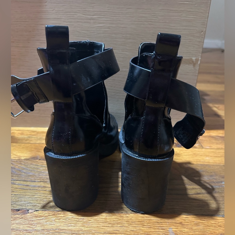 Black boots - Picture 3 of 4
